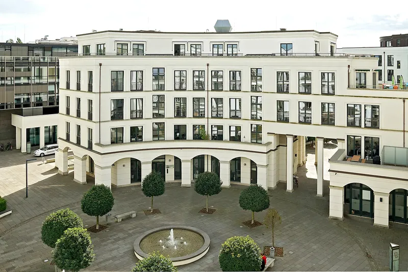 Das moderne Haus I im Westend Ottensen, Hamburg, beeindruckt mit eleganter Architektur und einem einladenden Innenhof.