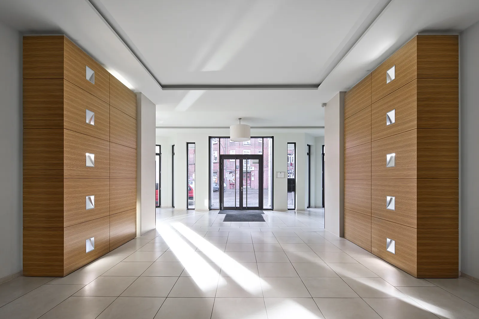 Der einladende Eingangsbereich von Haus B der Büroflächen Westend Ottensen in Hamburg strahlt moderne Eleganz aus.