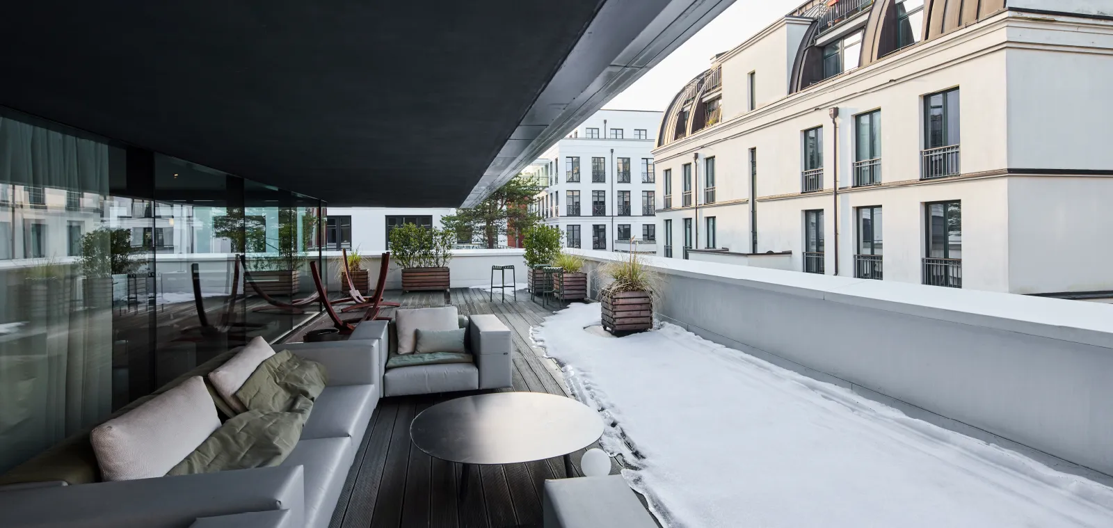 Moderne Terrasse mit eleganter Sitzgruppe und Blick auf das stilvolle Haus H, Büroflächen Westend Ottensen, Hamburg.